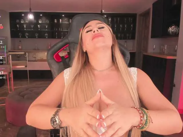 Live sex webcam photo for KylieeCooper #291688657