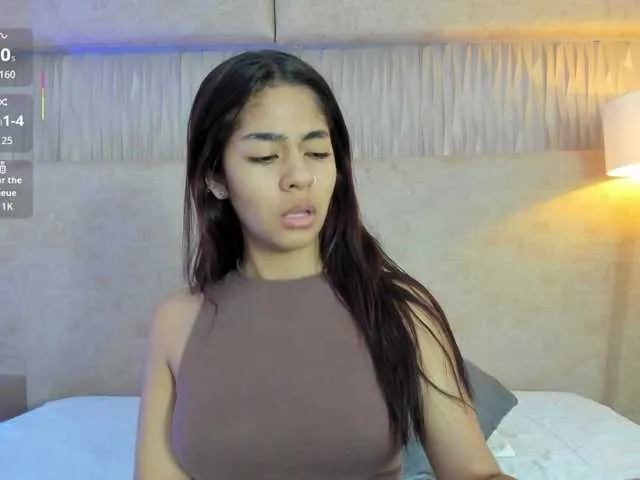 Live sex webcam photo for Kyraaa #292182799