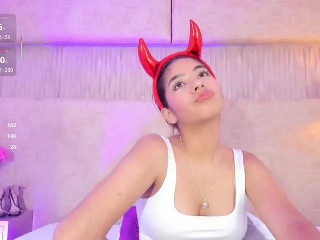 Live sex webcam photo for Kyraaa #292238413