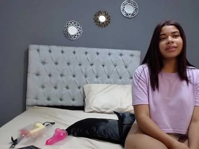 Live sex webcam photo for LAURASOFIIA #271835649