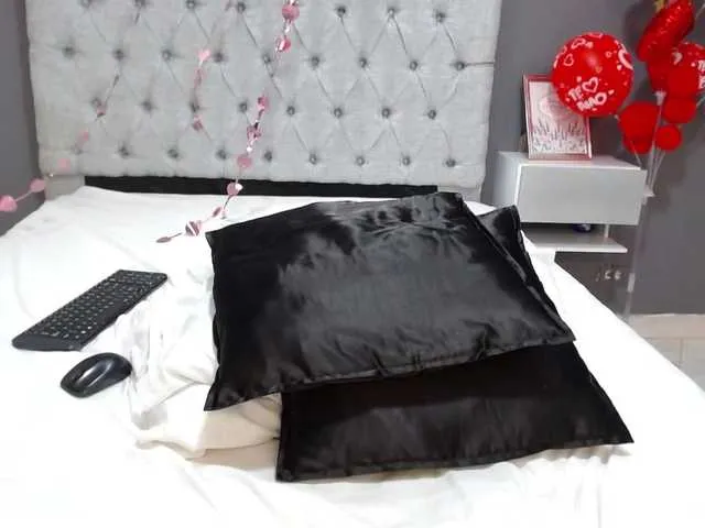 Live sex webcam photo for LAURASOFIIA #272570971