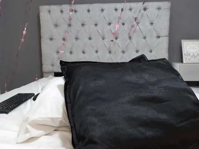 Live sex webcam photo for LAURASOFIIA #272602391