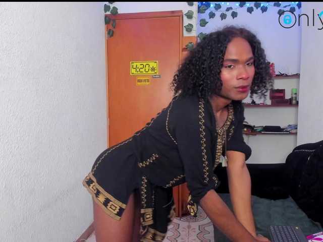 Live sex webcam photo for LaGoldie #277269158