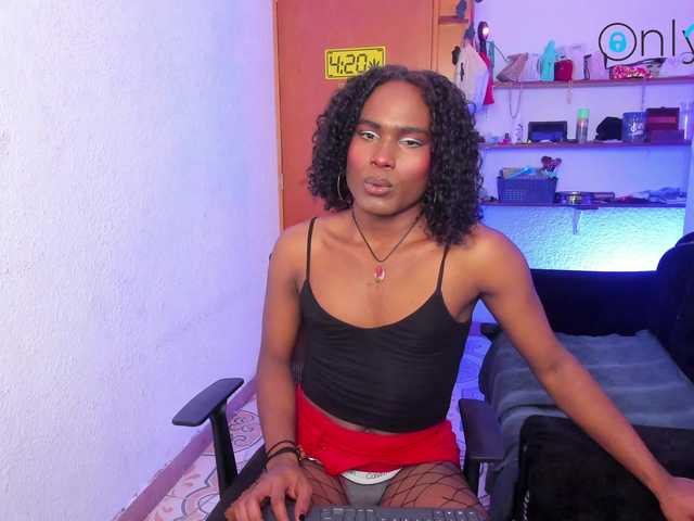 Live sex webcam photo for LaGoldie #277332646