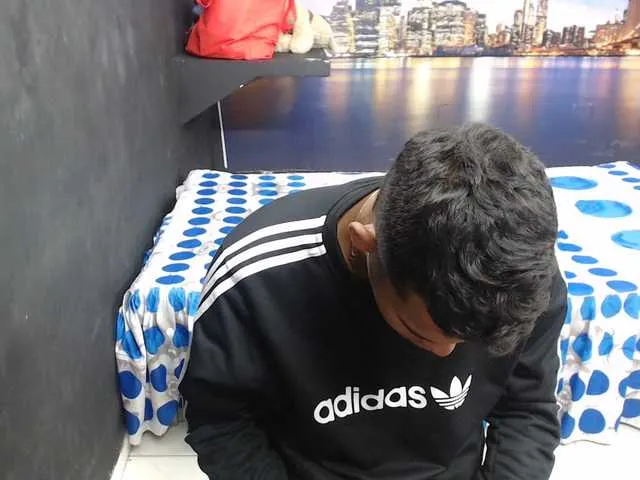 Live sex webcam photo for LaNenaGanBang #275816332