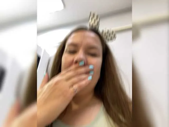 Live sex webcam photo for Lady-L #275778176