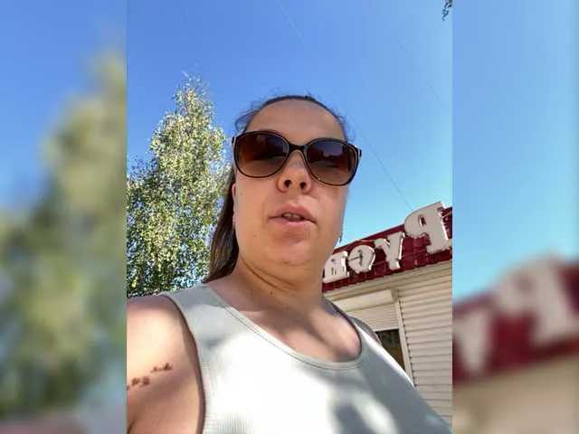 Live sex webcam photo for Lady-L #275948172