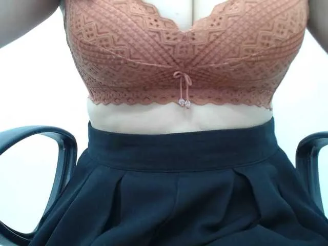 Live sex webcam photo for Lady-Young #293839072