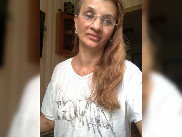 Live sex webcam photo for LadyMona00 #275675584