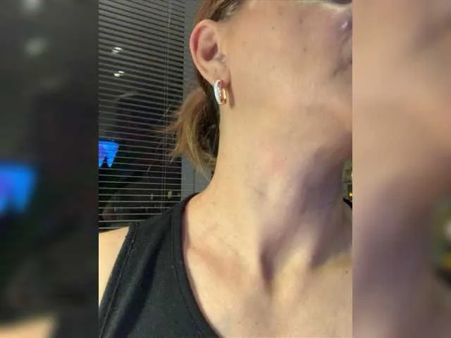 Live sex webcam photo for LadyMona00 #276662888