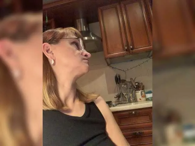 Live sex webcam photo for LadyMona00 #276677650