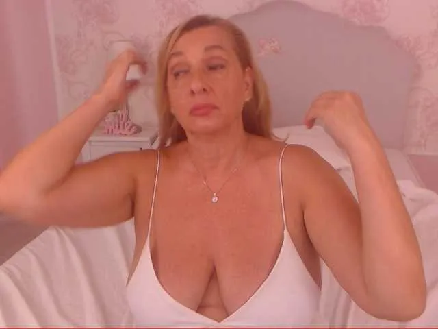 Live sex webcam photo for LadyNicole #289498876