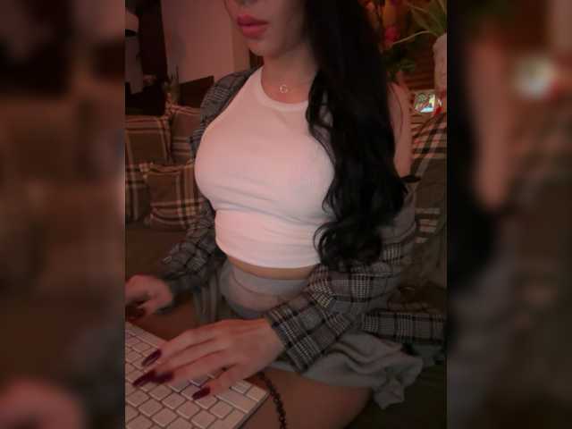 Live sex webcam photo for LadyOfDesire #277493276