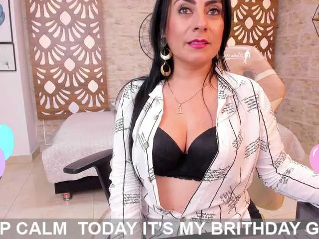 Live sex webcam photo for Ladyxmilf #274347802