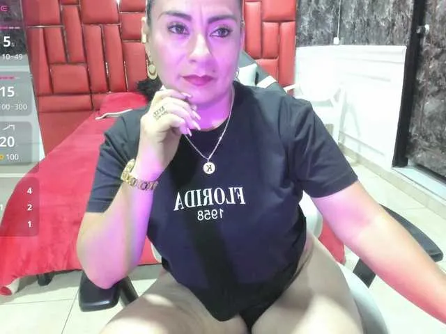 Live sex webcam photo for Ladyxmilf #291545528