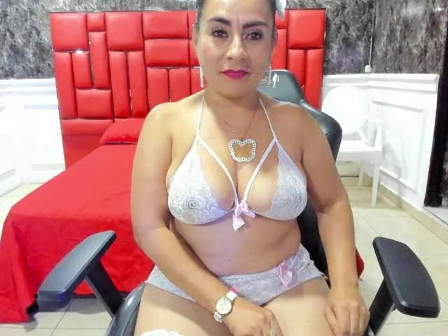 Live sex webcam photo for Ladyxmilf #292085130