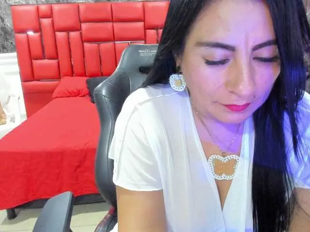 Live sex webcam photo for Ladyxmilf #292210437