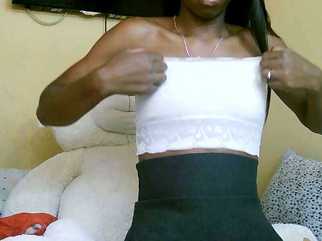 Live sex webcam photo for Laeticia-06 #275476371