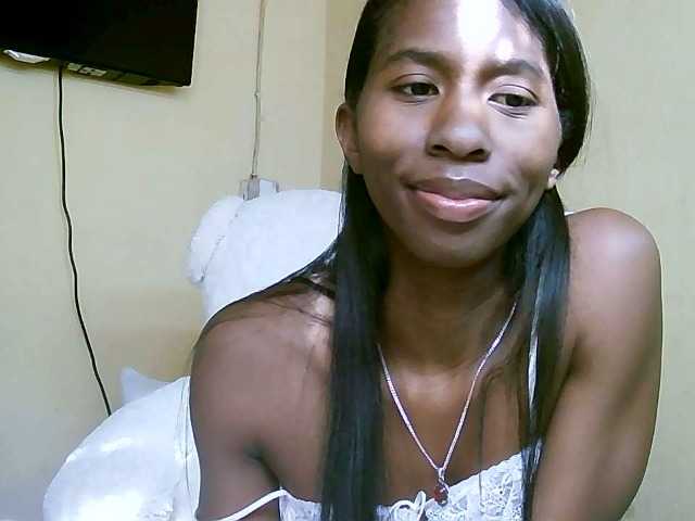 Live sex webcam photo for Laeticia-06 #275531352