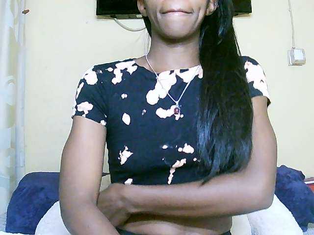 Live sex webcam photo for Laeticia-06 #275568597