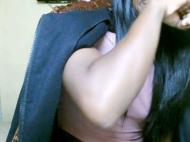 Live sex webcam photo for Laeticia-06 #275583321