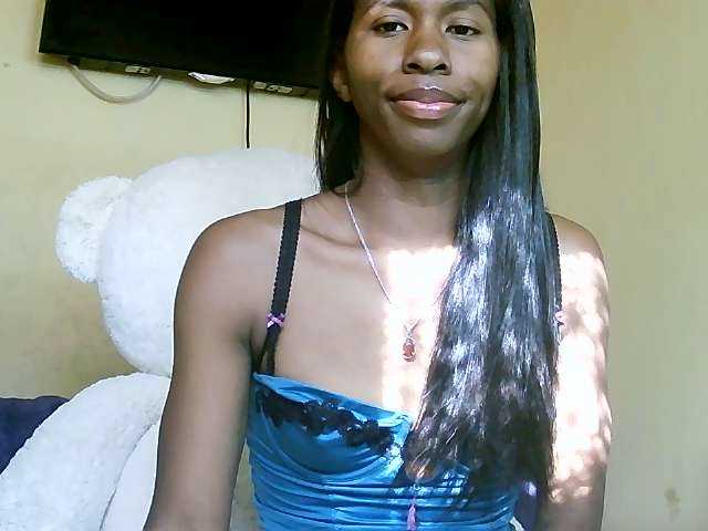 Live sex webcam photo for Laeticia-06 #275587637