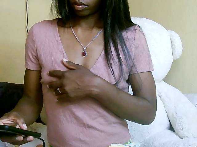 Live sex webcam photo for Laeticia-06 #275589330