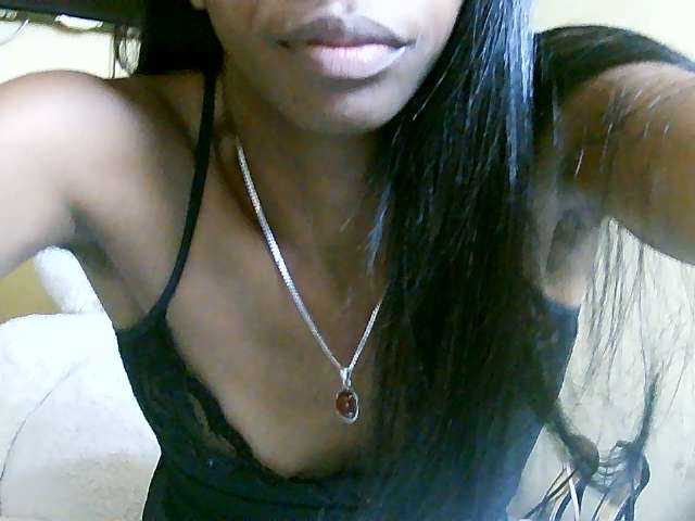 Live sex webcam photo for Laeticia-06 #275618296