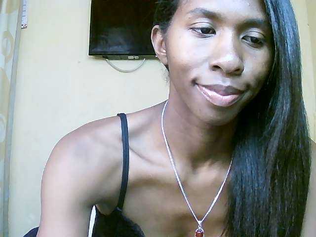 Live sex webcam photo for Laeticia-06 #275654448