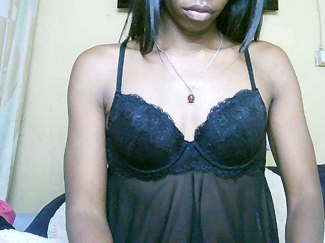 Live sex webcam photo for Laeticia-06 #275656261