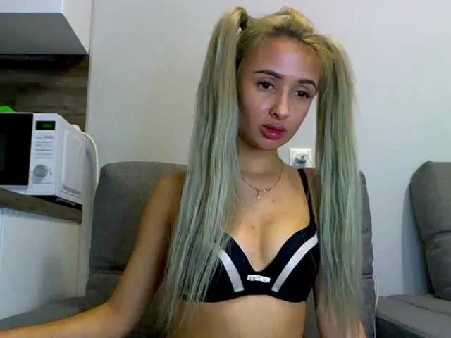 Live sex webcam photo for Lalli25 #272624612