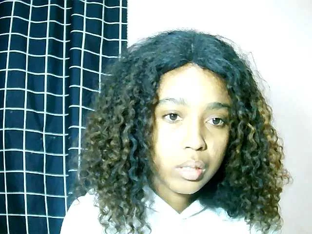 Live sex webcam photo for Laminnah #277903926