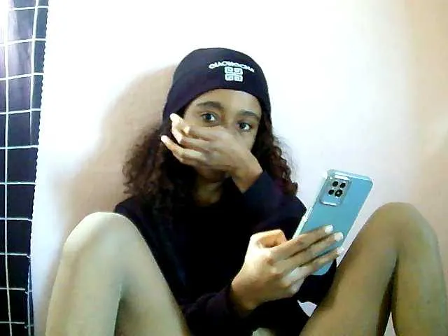 Live sex webcam photo for Laminnah #277997281