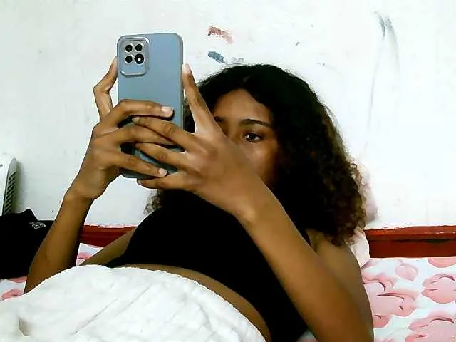 Live sex webcam photo for Laminnah #289627138