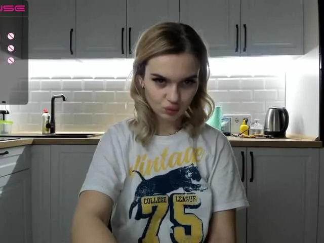 Live sex webcam photo for Lana-Rhoades #272308200