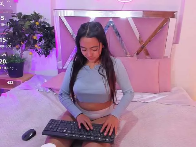 Live sex webcam photo for Laraa-tay #290895418