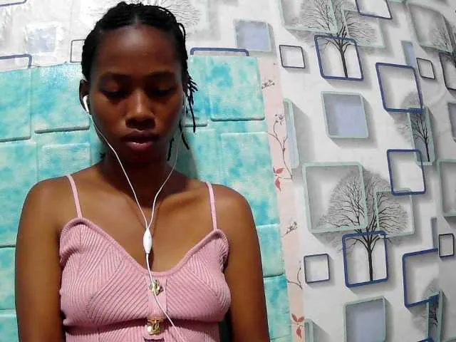 Live sex webcam photo for Larah00 #292418841