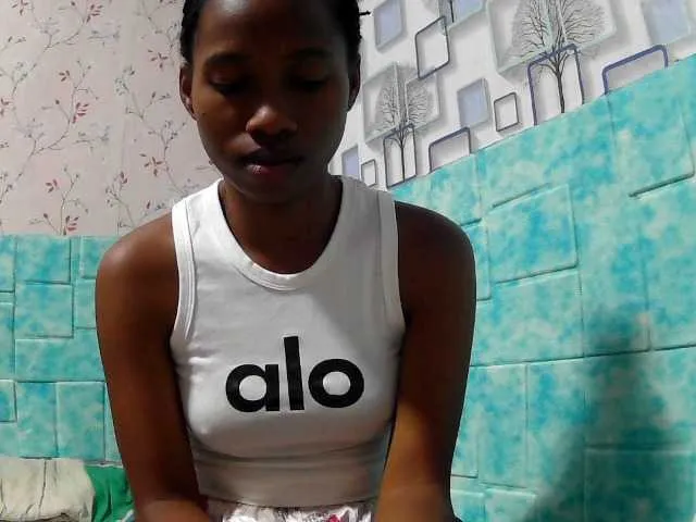 Live sex webcam photo for Larah00 #292462918