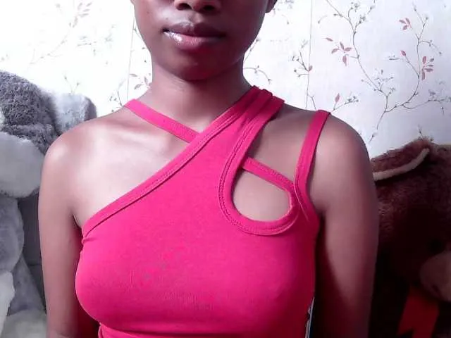 Live sex webcam photo for Larah00 #293085730