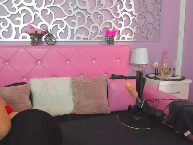 Live sex webcam photo for LarrrBlondy #274479790