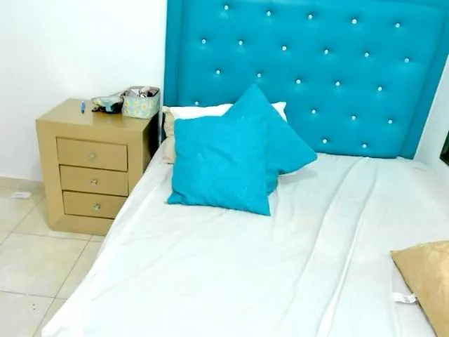 Live sex webcam photo for Laura-Stewart #273500859