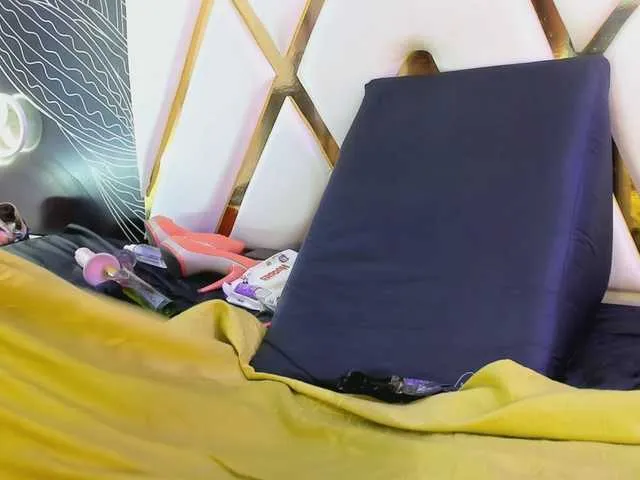 Live sex webcam photo for LauraSaenz01 #288018533