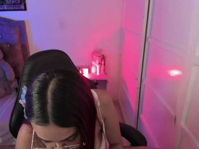 Live sex webcam photo for Laurahoot20 #294165221