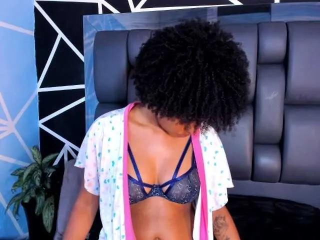 Live sex webcam photo for LaureenMoon #290538190