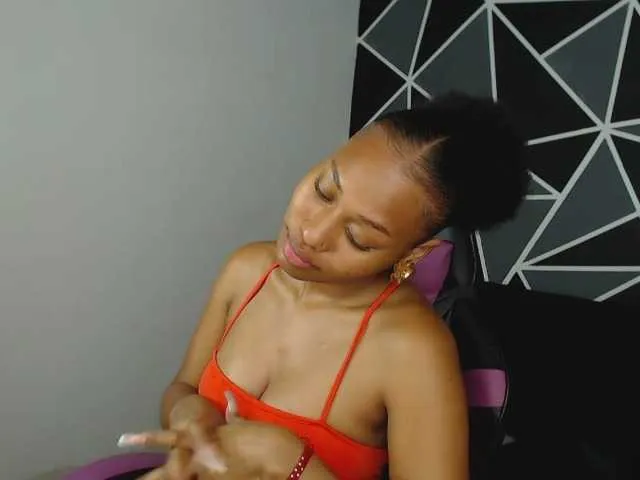 Live sex webcam photo for LaureenMoon #290972313