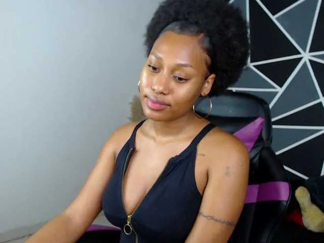 Live sex webcam photo for LaureenMoon #291108447