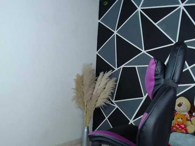 Live sex webcam photo for LaureenMoon #291261543