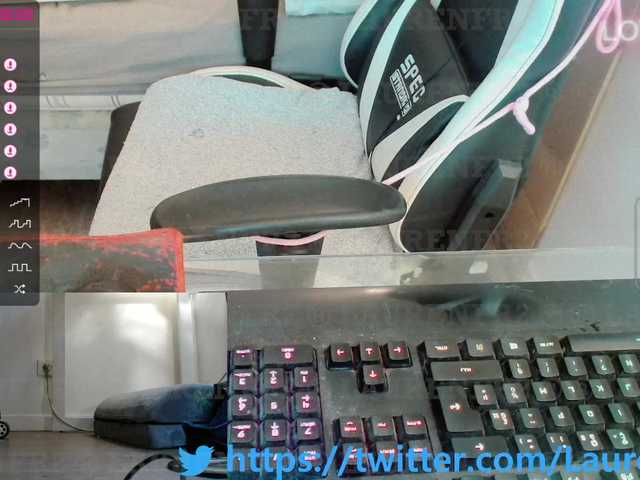 Live sex webcam photo for Lauren-fr #274515566