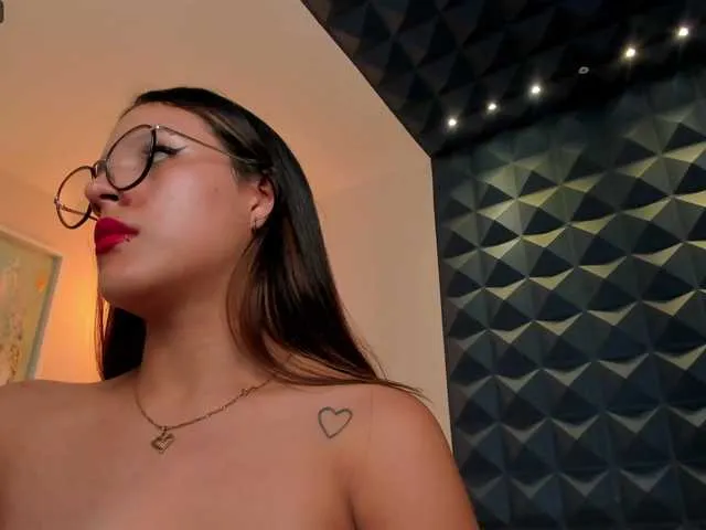 Live sex webcam photo for LaurenMiller1 #275718483
