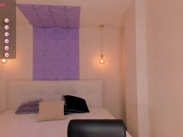 Live sex webcam photo for LaurenMiller1 #276094588